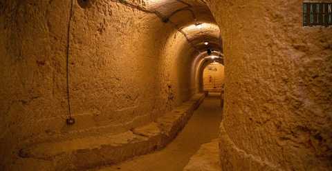 Tunnel sotterranei, infermerie e scritte d'epoca: alla scoperta del rifugio antiaerei di Monopoli